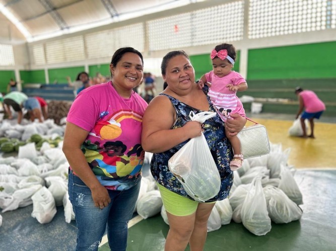 Pedro Régis beneficia 500 famílias com entrega de 7 mil quilos de alimentos