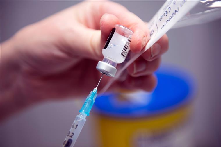 "DIA D": vacinação contra gripe e sarampo e 3ª dose covid-19 em adolescentes de 12 a 17 anos acontece neste sábado, 04