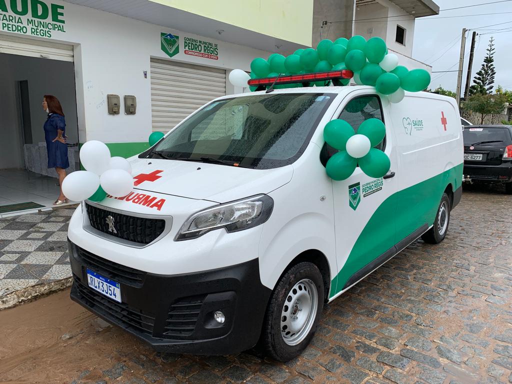 Prefeita Michele Ribeiro entrega ambulância para Secretaria de Saúde de Pedro Régis
